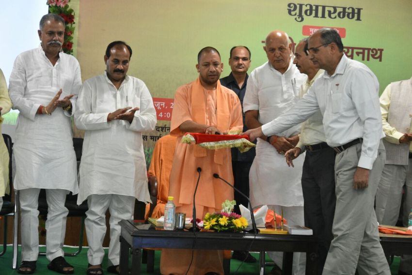 UPCM फार्म मशीनरी बैंक के लाभार्थी स्वयं सहायता समूहों को चयन-पत्र प्रदान करते हुए