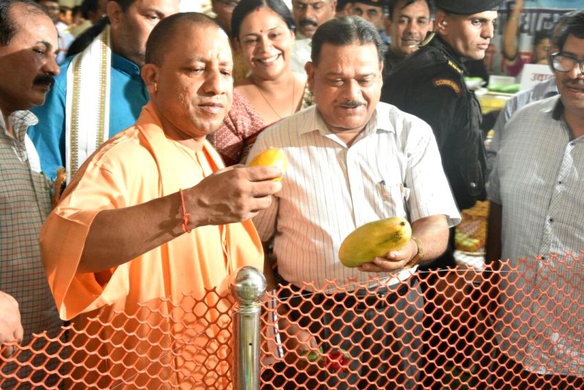 UPCM लखनऊ के इंदिरा गांधी प्रतिष्ठान में आयोजित 'उत्तर प्रदेश आम महोत्सव-2018' में लगाए गए स्टॉल्स का अवलोकन करते हुए