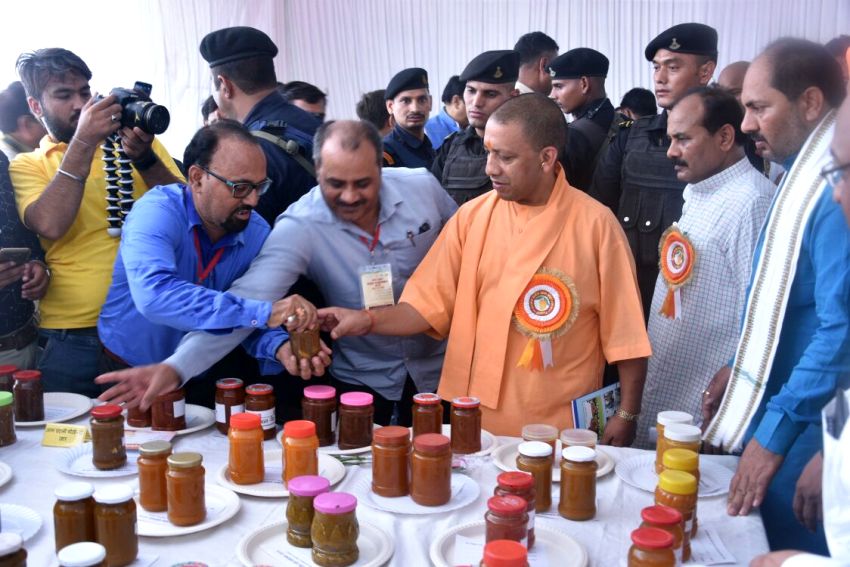 UPCM लखनऊ के इंदिरा गांधी प्रतिष्ठान में आयोजित 'उत्तर प्रदेश आम महोत्सव-2018' में लगाए गए स्टॉल्स का अवलोकन करते हुए