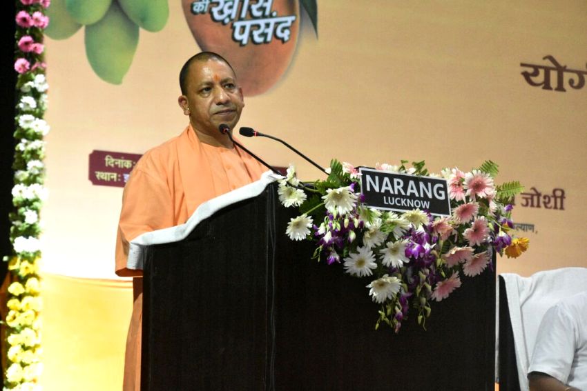 UPCM लखनऊ के इंदिरा गांधी प्रतिष्ठान में आयोजित 'उत्तर प्रदेश आम महोत्सव-2018' में कार्यक्रम को संबोधित करते हुए