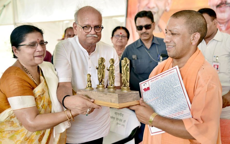 UPCM को मंत्री अर्चना पाण्डेय स्मृति चिन्ह भेंट करती हुई