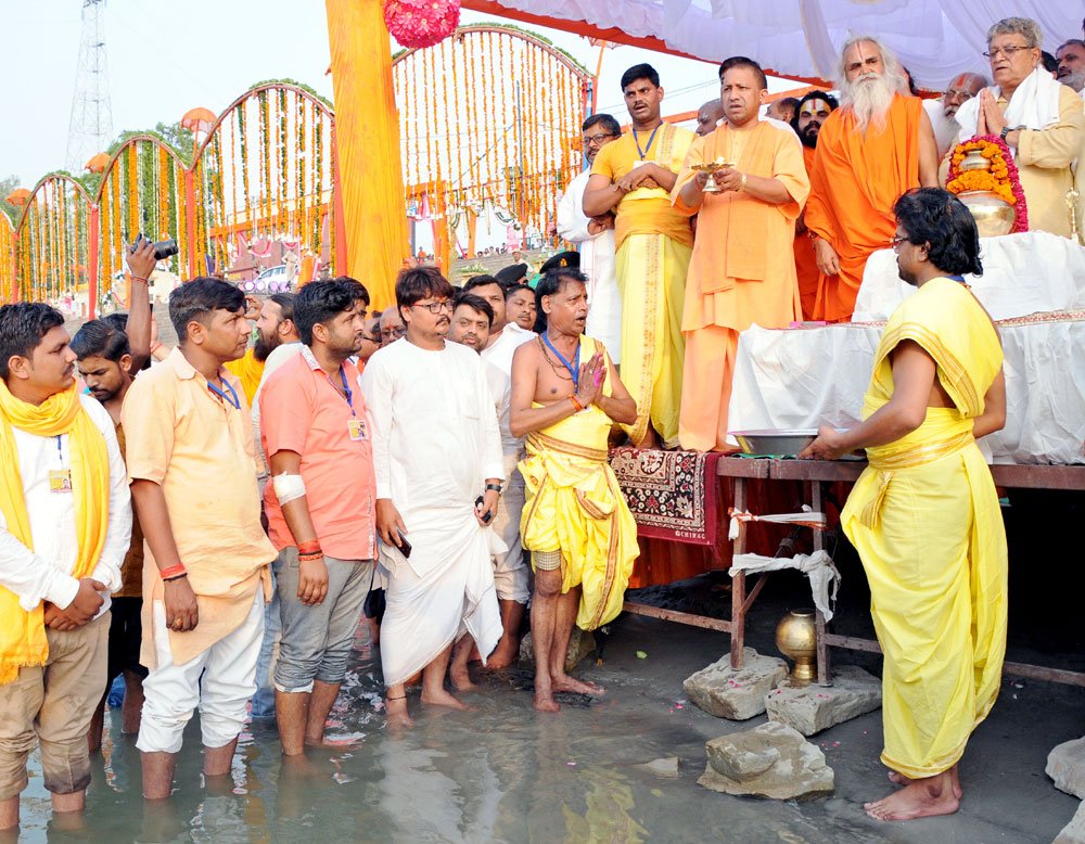 UPCM अयोध्या में पवित्र सरयू की आरती पूजन कर सरयू जयंती महोत्सव का शुभारम्भ करते हुए