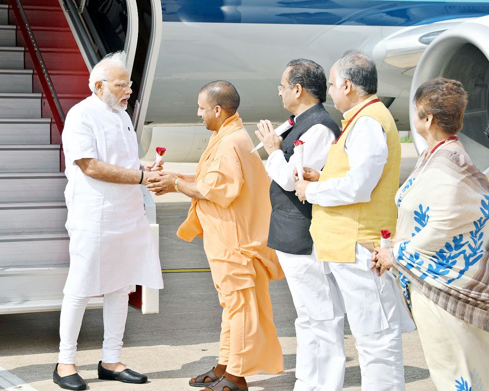 UPCM लखनऊ एअरपोर्ट पर PM नरेन्द्र मोदी का स्वागत करते हुए