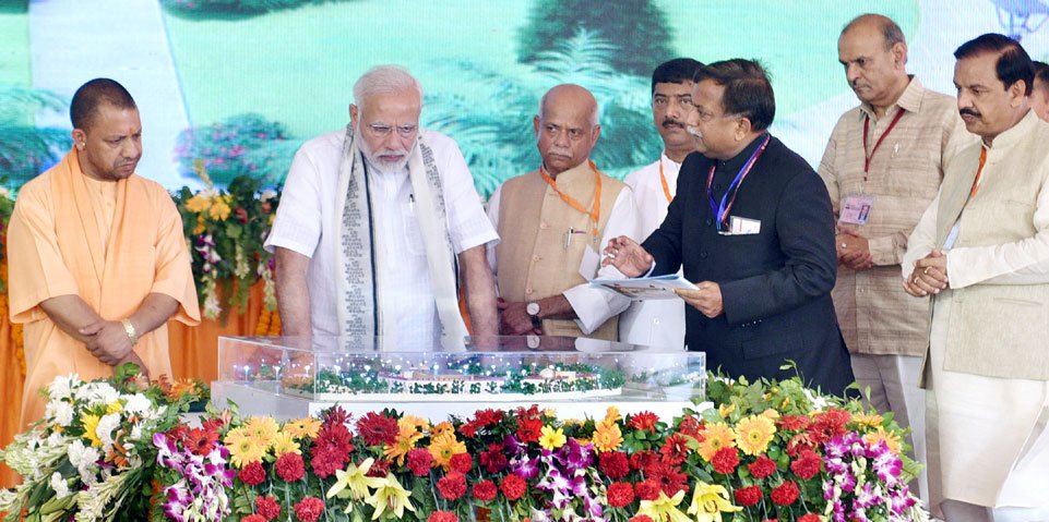 PM शिलान्यास के अवसर पर एक माॅडल के माध्यम से प्रस्तावित अकादमी भवन के बारे में जानकारी प्राप्त करते हुए