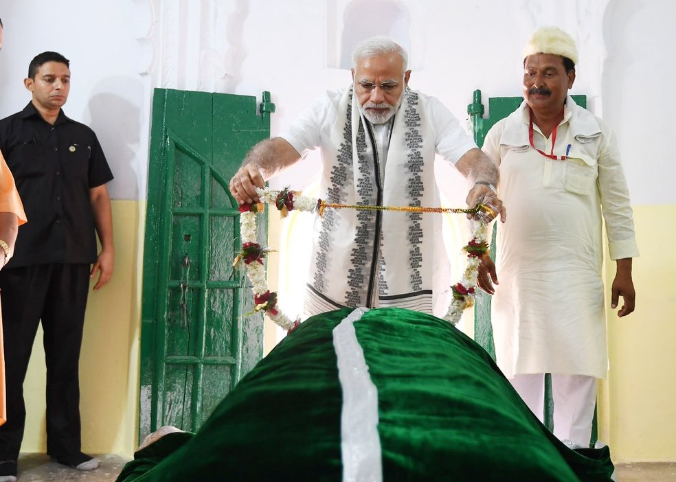 प्रधानमंत्री कबीर समाधि पर फूलमाला और मजार पर चादर चढ़ाते हुए
