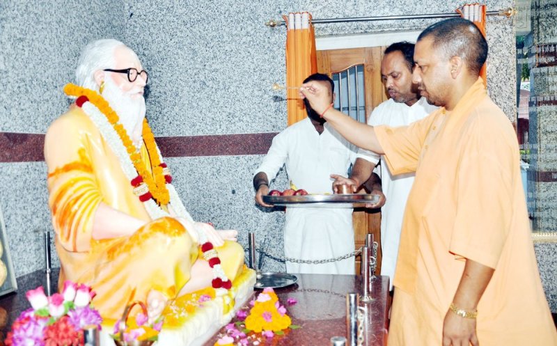 UPCM शिव अवतारी गुरु गोरक्षनाथ का दर्शन और गुरु ब्रह्मलीन महंत अवेद्यनाथ महाराज की समाधि स्थल पर पूजा करते हुए