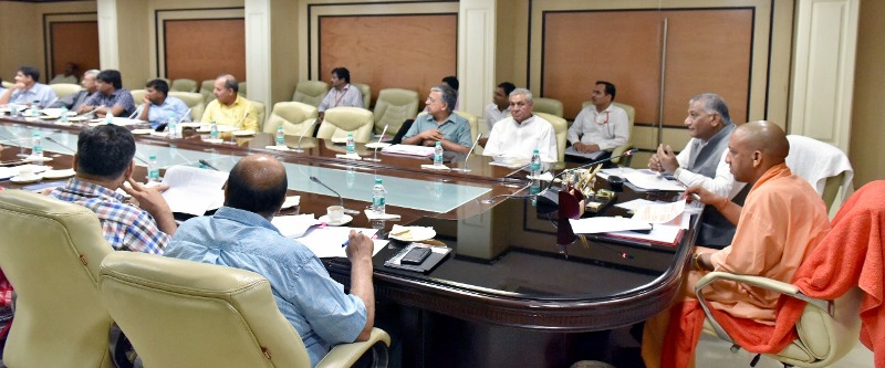 UPCM एनेक्सी में बैठक करते हुए