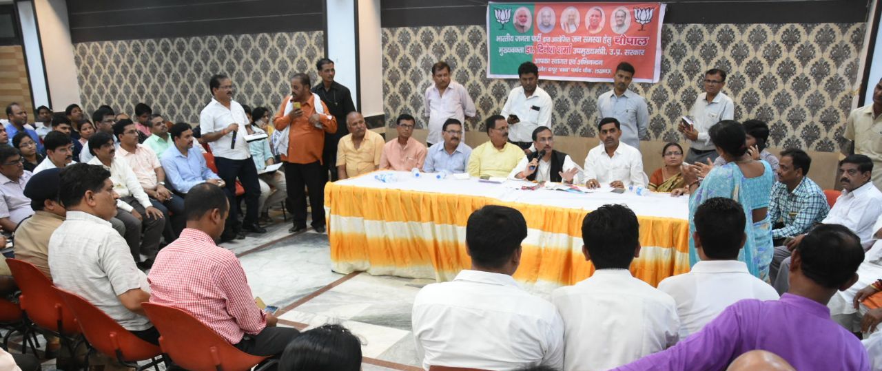 UP_Dy_CM डॉ. दिनेश शर्मा चौक में चौपाल लगाकर क्षेत्रवासियों की समस्याएं सुनते हुए
