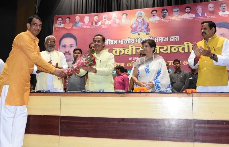 UP_Dy_CM डाॅ. दिनेश शर्मा को पुष्प भेंट करते हुए