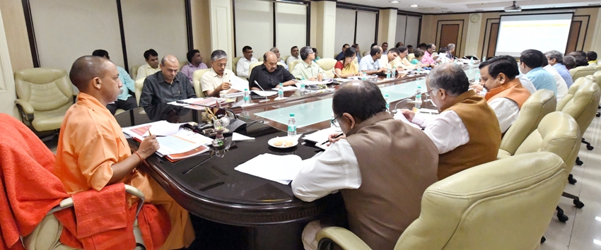 UPCM A.E.S और J.E. की रोकथाम व नियंत्रण के सम्बन्ध में समीक्षा बैठक करते हुए
