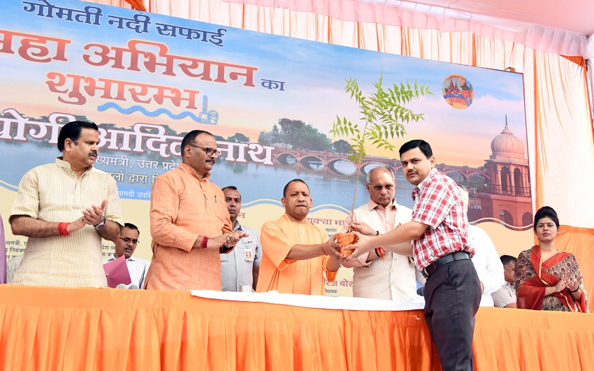 UPCM को ‘गोमती नदी सफाई महा अभियान’ के दौरान लखनऊ DM कौशल राज शर्मा पौधा प्रदान करते हुए