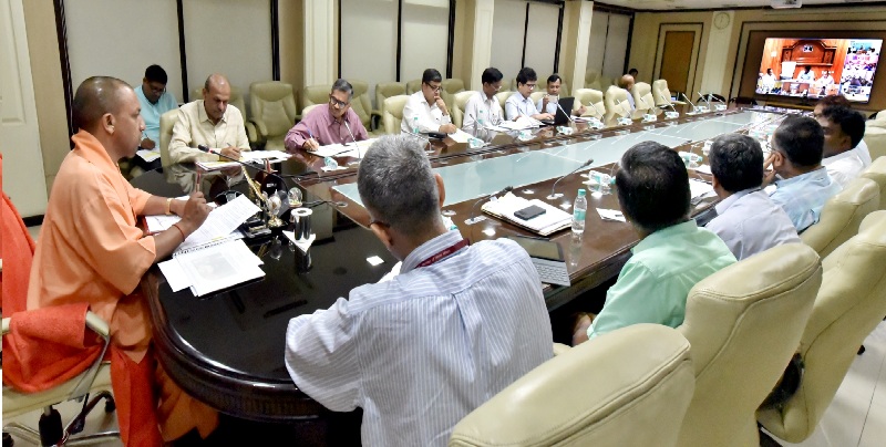 UPCM शास्त्री भवन में वीडियो काॅन्फ्रेंसिंग के माध्यम से स्वच्छ भारत मिशन (ग्रामीण) के तहत विभिन्न जनपदों में शौचालयों के निर्माण कार्य की प्रगति की समीक्षा बैठक करते हुए