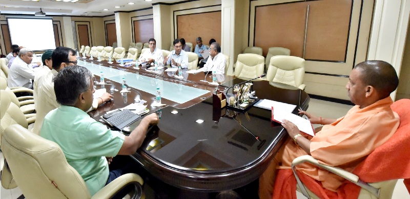 UPCM एनेक्सी में प्रधानमंत्री फसल बीमा योजना की प्रगति की समीक्षा बैठक करते हुए