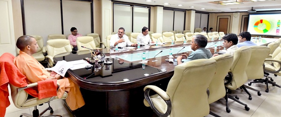 UPCM शास्त्री भवन में प्रस्तुतिकरण के अवसर पर अधिकारियों को निर्देशित करते हुए