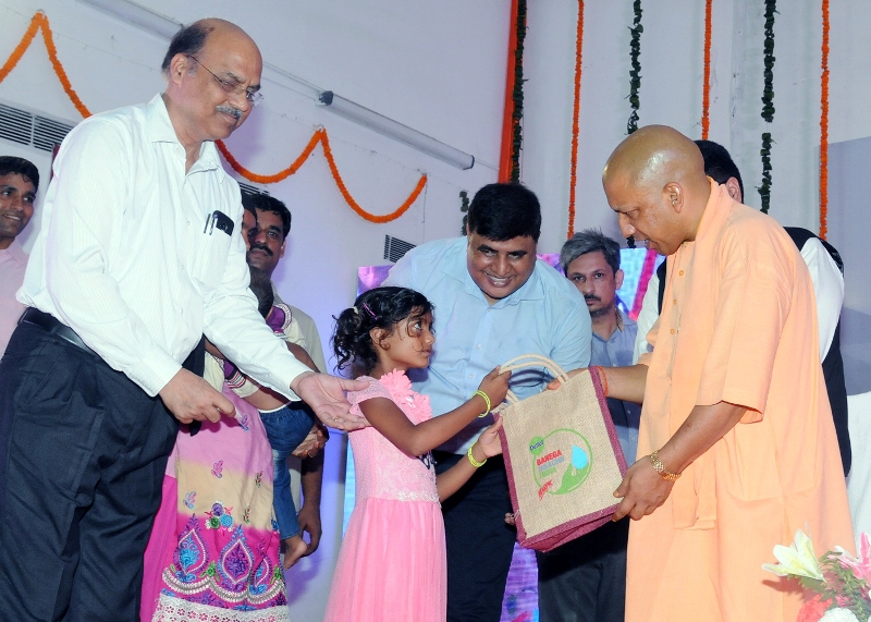 UPCM बच्चों को स्वच्छता किट्स वितरित करते हुए