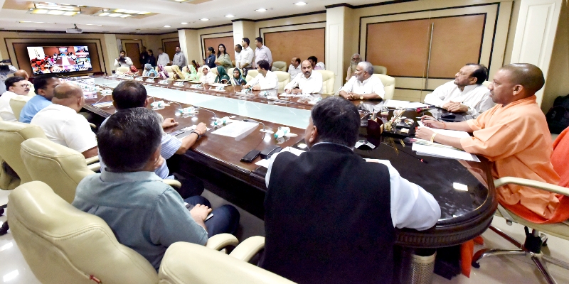 UPCM वीडियो काॅन्फ्रेंसिंग के माध्यम से जनपद आगरा, आजमगढ़, गोरखपुर, वाराणसी व झांसी के लाभार्थियों से सीधे बात करते हुए