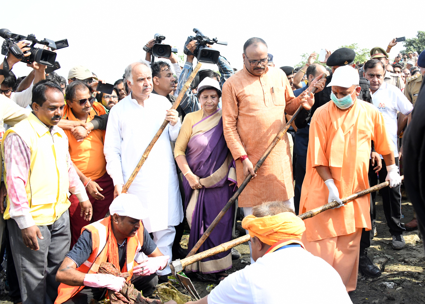 UPCM ‘गोमती नदी सफाई महा अभियान’ के दौरान गोमती तट पर सफाई करते हुए