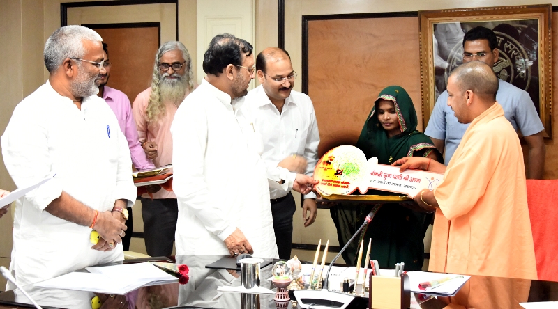 UPCM विभिन्न लाभार्थियों को निर्मित आवास की प्रतीकात्मक चाभी प्रदान करते हुए