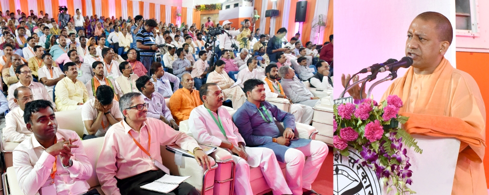 UPCM हरदोई में ‘मुख्यमंत्री ग्राम प्रधान संवाद‘ कार्यक्रम में ग्राम प्रधानों को सम्बोधित करते हुए
