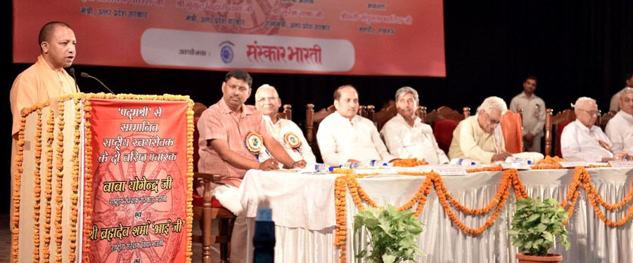 UPCM गन्ना संस्थान में संस्कार भारती, उत्तर प्रदेश के तत्वावधान में आयोजित नागरिक अभिनन्दन समारोह को संबोधित करते हुए
