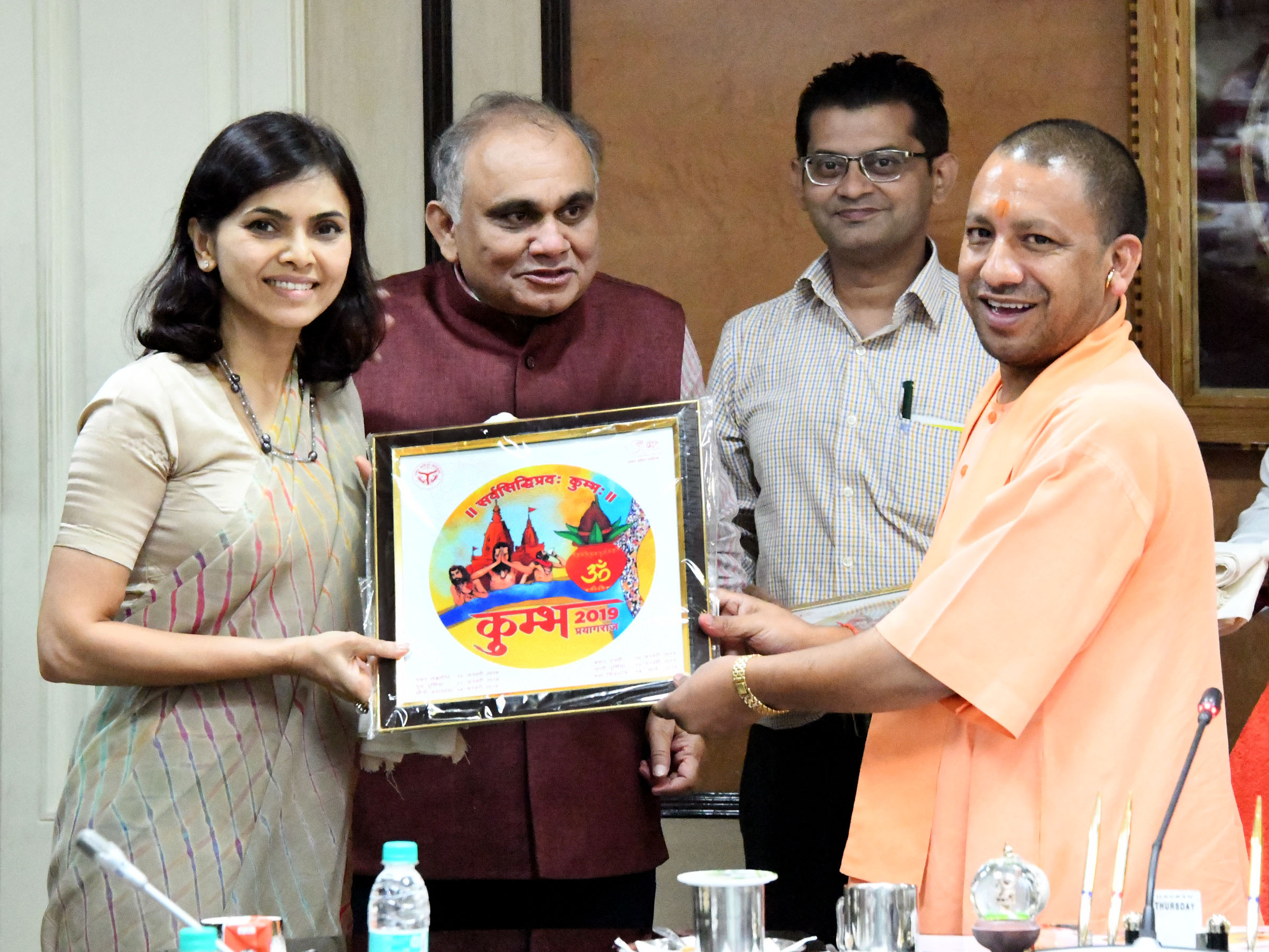 UPCM प्रयाग कुम्भ-2019 का लोगो भेंट करते हुए