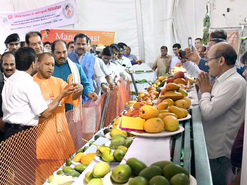 UPCM लखनऊ के इंदिरा गांधी प्रतिष्ठान में आयोजित 'उत्तर प्रदेश आम महोत्सव-2018' में लगाए गए स्टॉल्स का अवलोकन करते हुए