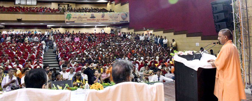 UPCM लखनऊ के इंदिरा गांधी प्रतिष्ठान में आयोजित 'उत्तर प्रदेश आम महोत्सव-2018' में कार्यक्रम को संबोधित करते हुए