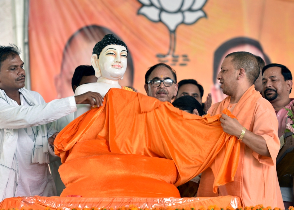 UPCM भगवान गौतम बुद्ध की मूर्ति का अनावरण करते हुए