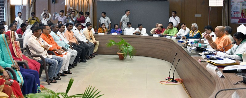 UPCM जनपद लखीमपुर खीरी के कलेक्ट्रेट सभागार में आयोजित ग्राम स्वराज अभियान के तहत चयनित ग्रामों के ‘ग्राम प्रधानों से संवाद’ कार्यक्रम को सम्बोधित करते हुए