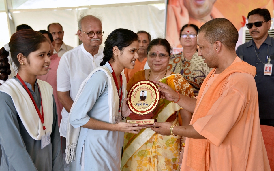 UPCM कन्नौज में स्व. राम प्रकाश त्रिपाठी की 10वीं पुण्यतिथि पर आयोजित कार्यक्रम में मेधावी विद्यार्थियों को सम्मानित करते हुए