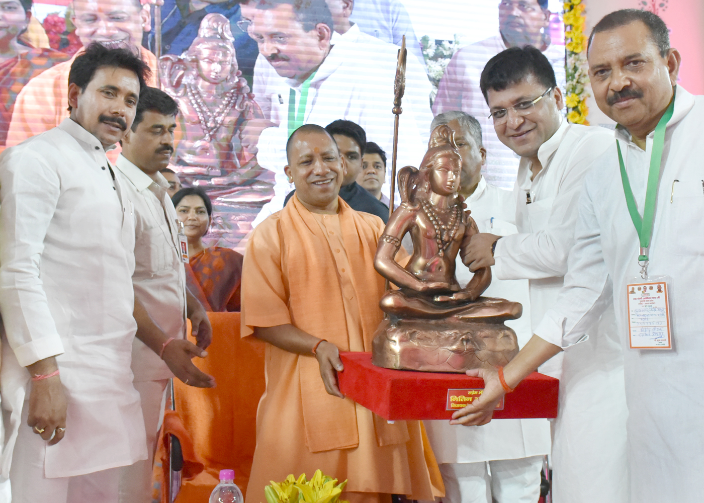 UPCM को भगवान शिव की स्मृति भेंट करते हुए