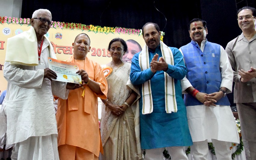 UPCM आधुनिक बागवानी करने वाले किसानों को अंग वस्त्र व प्रशंसा-पत्र देकर सम्मानित करते हुए