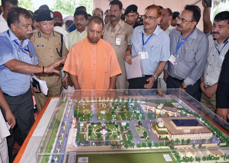 UPCM संतकबीरनगर (मगहर) में PM के कार्यक्रम से पूर्व तैयारियों का निरीक्षण करते हुए