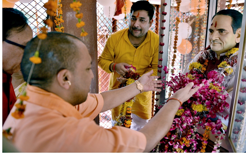 UPCM कन्नौज में स्व. राम प्रकाश त्रिपाठी की 10वीं पुण्यतिथि पर उनकी प्रतिमा पर माल्यार्पण करते हुए
