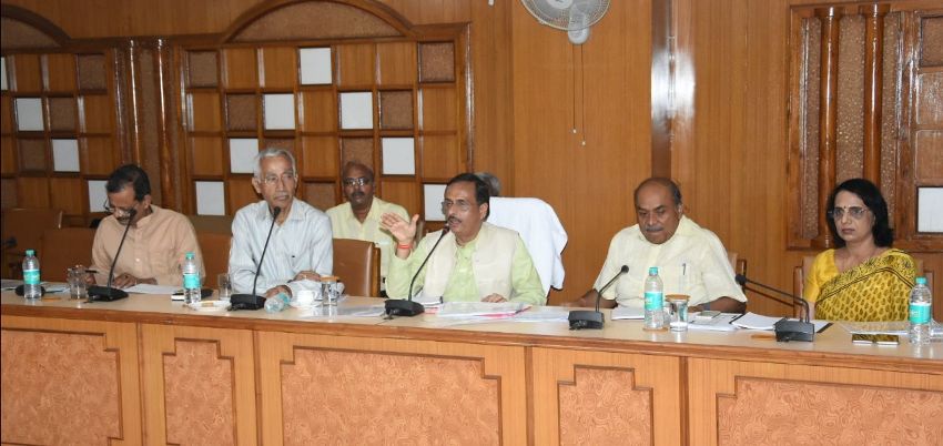 UP_Dy_CM बापू भवन में माध्यमिक शिक्षा विभाग का वार्षिक शैक्षिक कैलेण्डर निर्धारित किये जाने के सम्बन्ध में समीक्षा बैठक करते हुए