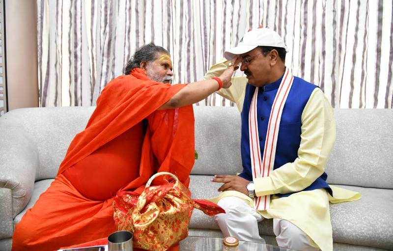 UP_Dy_CM से अखाड़ा परिषद के अध्यक्ष नरेन्द्र गिरि महाराज ने मुलाकात करते हुए