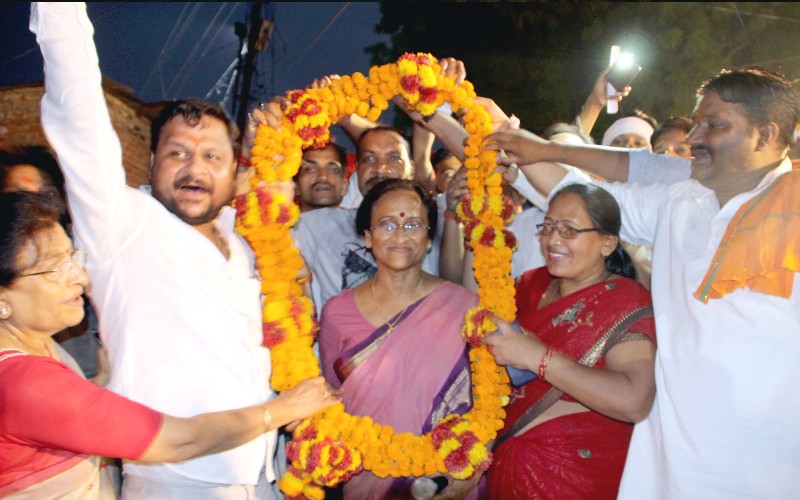 UPCM मंत्रिमंडल की पर्यटन मंत्री का चौपाल में स्वागत करते हुए