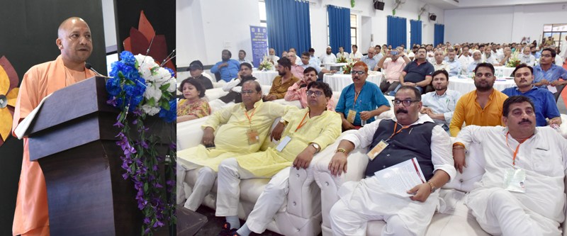 UPCM कानपुर स्थित एलन हाउस में आयोजित चमड़ा एवं फुट वियर क्षेत्र के उद्यमियों को सम्बोधित करते हुए
