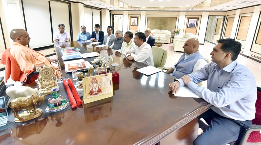UPCM से शास्त्री भवन में C.I.I. का प्रतिनिधिमंडल मुलाकात करते हुए साथ में मुख्य सचिव अनूप चन्द्र पाण्डेय और प्रमुख सचिव सूचना अवनीश के. अवस्थी भी मौजूद