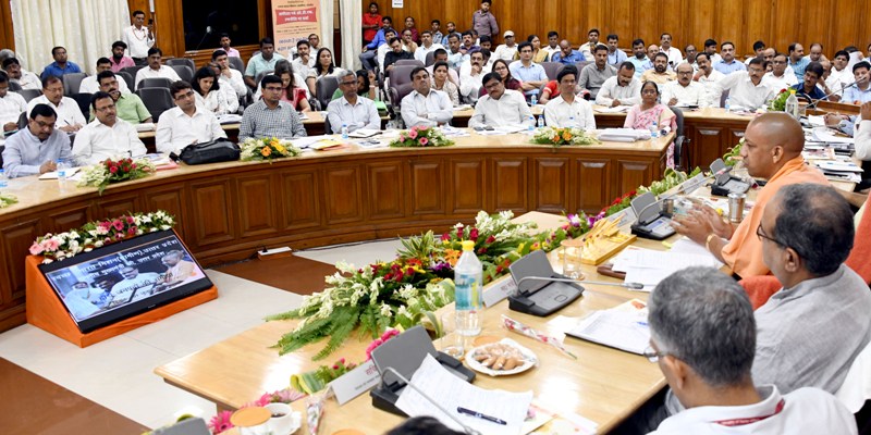 UPCM तिलक हाल सचिवालय में प्रदेश के सभी जनपदों के DM के साथ स्वच्छ भारत मिशन (ग्रामीण) के अंतर्गत समीक्षा और ODF रणनीति पर चर्चा करते हुए