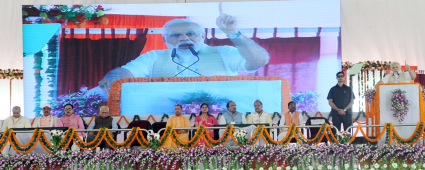 PM मोदी कार्यक्रम को सम्बोधित करते हुए