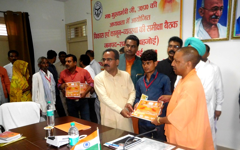 UPCM प्रधानमंत्री आवास योजना में पात्र व्यक्तियों को प्रमाण पत्र प्रदान करते हुए
