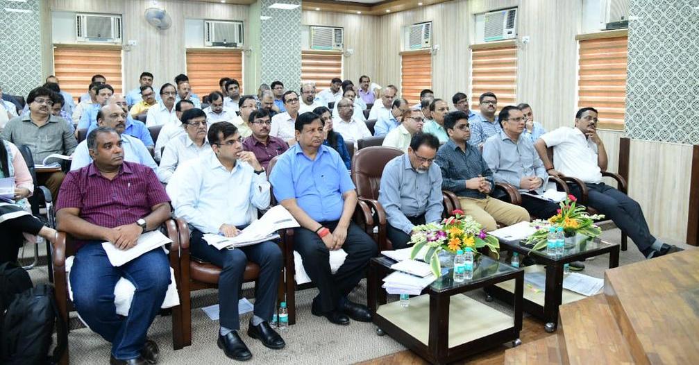 ऊर्जा मंत्री सभी कम्पनियों और अधिकारियों को निर्देशित करते हुए