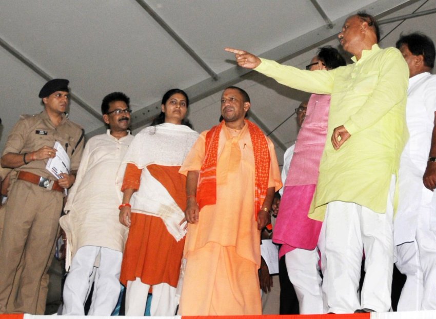 UPCM मिर्जापुर में PM मोदी के प्रस्तावित कार्यक्रम की तैयारियों के सम्बन्ध में जायजा लेते हुए