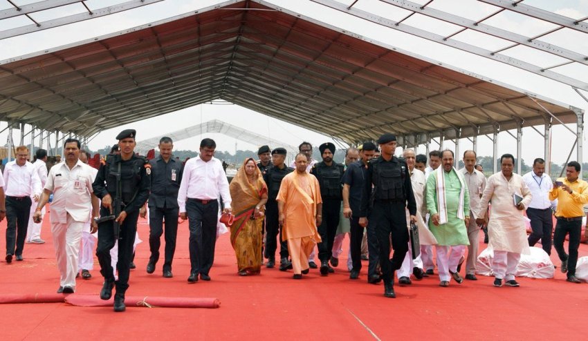UPCM आजमगढ़ में PM मोदी के कार्यक्रम की तैयारियों का जायजा लेते हुए