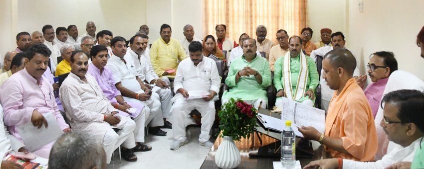 UPCM आजमगढ़ में PM मोदी के कार्यक्रम की तैयारियों को लेकर जनप्रतिनिधियों और पार्टी पदाधिकारियों के साथ बैठक करते हुए