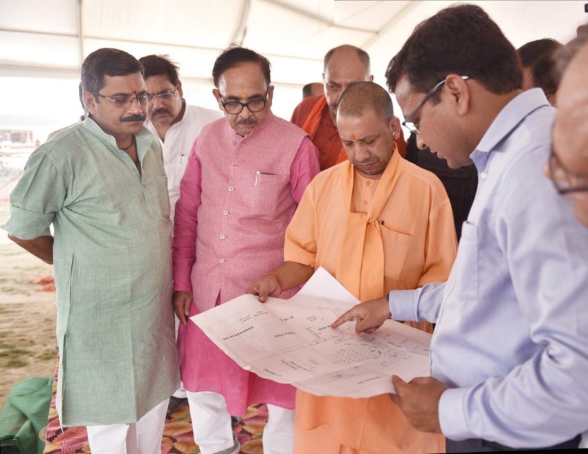 UPCM आजमगढ़ में PM मोदी के कार्यक्रम की तैयारियों की अधिकारियों से जानकारी लेते हुए