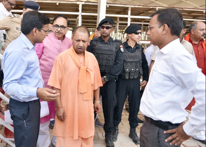 UPCM PM मोदी के वाराणसी में कार्यक्रम को लेकर अधिकारियों के साथ बैठक और तैयारियों का निरीक्षण करते हुए