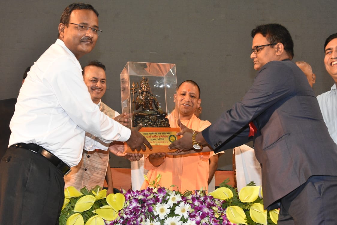 UPCM को उत्तर प्रदेश वाणिज्य कर सेवा संघ के 52वें वार्षिक अधिवेशन के दौरान स्मृति चिह्न भेंट कर सम्मानित किया गया