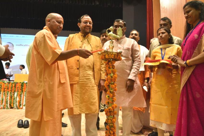 UPCM स्वच्छ सर्वेक्षण-2018 में उत्कृष्ट प्रदर्शन करने वाले नगरीय निकायों के पुरस्कार वितरण समारोह का दीप प्रज्ज्वलित कर शुभारंभ करते हुए